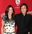 Paul McCartney ao lado de sua terceira mulher, Nancy; o ex-Beatle tem cinco filhos e oito netos  Foto: Getty Images