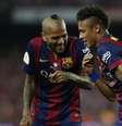 Dani Alves, Neymar e mais três jogadores do Barça estão na seleção da UEFA  Foto: Andreu Dalmau / EFE