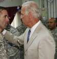 Joe Biden e seu filho, Beau Biden, que serviu o Exército dos Estados Unidos no Iraque, em foto de 2009  Foto: Khalid Mohammed / AP