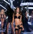 Alessandra é uma das angels da grife de lingerie Victoria's Secret há mais de 10 anos  Foto: Getty Images
