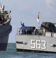 Oficial de barco militar de Mianmar fala com imigrantes em barco no mar de Andaman. 31/05/2015  Foto: Soe Zeya Tun / Reuters