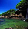Costa de Montezuma se destaca pela praia que mescla formação rochosa e areia, além da queda d'água e piscina natural  Foto: Visit Costa Rica/Divulgação