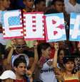 Torcida fez a festa nas arquibancadas em Havana  Foto: Enrique de la Osa / Reuters