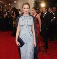 Emily Blunt é uma das atrizes pagas para desfilar com modelos de grifes em premiações  Foto: George Pimentel / Getty Images