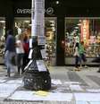 Pessoas olhando ofertas de emprego coladas em um poste no centro de São Paulo  Foto: Paulo Whitaker / Reuters
