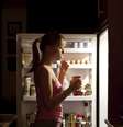 Pessoas cansadas também sofrem maior estresse emocional e buscam conforto na comida  Foto: iStock