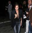 Victoria Beckham usou decote ousado para curtir noite em NY  Foto: The Grosby Group