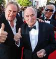 Ator Gerard Depardieu (esquerda) e o presidente da Fifa, Joseph Blatter, no tapete vermelho do Festival de Cinema de Cannes para a exibição do filme "United Passions" no ano passado  Foto: Yves Herman / Reuters