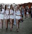 Modelo brasileira Alessandra Ambrosio (centro) ao lado de colegas no festival de Coachella. 12/04/2015  Foto: Lucy Nicholson / Reuters