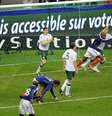 Jogadores da Irlanda reclamam após gol da França marcado em jogada que teve toque de mão de Henry  Foto: Jacky Naegelen / Reuters