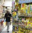 Pacotes de macarrão Maggi, da Nestlé, em mercado de Mumbai  Foto: Shailesh Andrade / Reuters