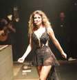 Paula Fernandes usou um vestido transparente, que deixava sua calcinha à mostra, durante o show na Festa do Peão de Boiadeiro de Extrema, em Minas Gerais, nessa quinta-feira (4)  Foto: Denilson Silva / AgNews
