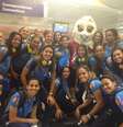 Seleção feminina é recebida pelo mascote Shuéme   Foto: CBF
