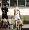 Ricardo Oliveira disputa bola pelo alto; novo empate na Vila complica time  Foto: Guilherme Dionizio / Gazeta Press