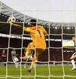 Buffon salva Juventus em lance de Daniel Alves no primeiro tempo  Foto: Shaun Botterill / Getty Images 