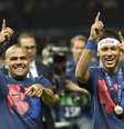 Dani Alves e Neymar fazem festa no Estádio Olímpico de Berlim  Foto: Lluis Gene / AFP
