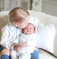Em uma das imagens, príncipe George parece estar beijando sua irmã  Foto: Kensington Palace / Divulgação