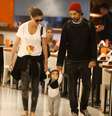 Alinne Moraes passeia com o filho, Pedro, e o marido, Mauro Lima, nesta sexta-feira (5)  Foto: AgNews