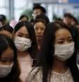 Passageiros usam máscaras para se proteger da síndrome Mers dentro de um trem em Seul, na Coreia do Sul, nesta sexta-feira  Foto: Kim Hong-Ji / Reuters