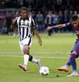 Neymar completa para fazer o gol que selou título do Barcelona  Foto: Michael Probst / AP