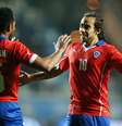 Valdivia comemora com Beausejour o gol que definiu a vitória do Chile sobre El Salvador  Foto: Mario Ruiz / EFE
