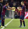 Em sua despedida, Xavi recebe braçadeira de Iniesta ao entrar no segundo tempo  Foto: Martin Meissner / AP