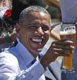 Obama toma cerveja em Kruen, na Alemanha, durante a cúpula do G7  Foto: Daniel Karmann / Reuters