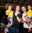David Luiz e Thiago Silva fazem caras e bocas com garotos  Foto: Daniele Akemi/Mowa Sports / Divulgação