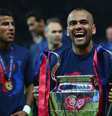 Daniel Alves foi campeão da Champions League de novo, mas tem futuro indefinido  Foto: Paul Gilham / Getty Images 
