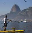 Homem com latrina na Baía de Guanabara durante protesto no Rio de Janeiro.  6/6/2015.  Foto: Sergio Moraes / Reuters