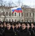 Militares russos participam de cerimônia do primeiro aniversário de anexação da Crimeia, em Sevastopol.  18/3/2015.  Foto: Maxim Shemetov / Reuters