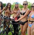 Centenas participam de Passeio Mundial de Ciclistas Pelados em Gales  Foto: The Mirror / Reprodução