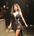Transparência demais, sobressaia com cauda e botas over the knee. Paula Fernandes usa roupa que lembra fantasia de dominatrix de luxo, com tanto brilho. Mesmo para o palco, está over  Foto: Denilson Santos / AgNews