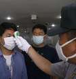 Militar checando temperatura de visitante no Ministério da Defesa da Coreia do Sul, em Seul  Foto: Kim Hong-Ji / Reuters