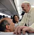 Papa Francisco cumprimenta jornalistas no voo de Sarajevo a Roma. 06/06/2015  Foto: Luca Zennaro / Reuters