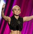 Cantora Miley Cyrus durante evento em Cleveland, nos Estados Unidos, em abril. 18/04/2015  Foto: Aaron Josefczyk / Reuters