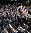 Deputados carregaram cartazes com imagens de protestos com símbolos religiosos  Foto: Luis Macedo / Agência Câmara