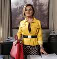 Em primeiro lugar, a jaqueta amarela da Inês (Adriana Esteves), de 'Babilônia'. É da A.Brand. Preço: R$ 3.328. Informações: (21) 2259-4227  Foto: TV Globo/Divulgação