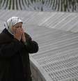 Fadila Efendic, que perdeu o filho e o marido no massacre de Srebrenica, reza ao lado das placas com nomes das vítimas do genocídio no memorial de Potocari, em Srebrenica, na Bósnia, em março. 18/03/2015  Foto: Dado Ruvic / Reuters