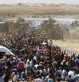 Militares turcos usam canhão de água contra refugiados em fronteira com a Síria perto de Akcakale. 10/06/2015  Foto: Osman Orsal / Reuters