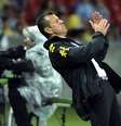 Dunga lamenta uma das "cinco ou seis" chances desperdiçadas pela Seleção  Foto: Edu Andrade / Getty Images 