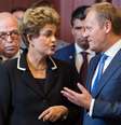 O Presidente do Conselho Europeu Donald Tusk conversa com a presidente Dilma Rousseff durante reunião em Bruxelas nesta quinta-feira, 11 de junho  Foto: Geert Vanden Wijngaert / AP