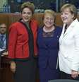 Presidente Dilma Rousseff posa para foto ao lado da presidente chilena, Michelle Bachelet (ao centro) e da chanceler alemã, Angela Merkel, durante abertura de cúpula em Bruxelas. 10/06/2015  Foto: Yves Herman / Reuters