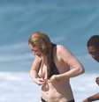 Opa! Natasha Lyonne (Nicky Nichols) se descuidou e acabou mostrado demais enquanto curtia praia no Rio  Foto: Delson Silva  / AgNews