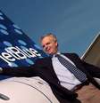 David Neeleman começou vendendo pacotes de viagem para o Havaí antes de abrir sua própria companhia aérea  Foto: Stephen Chernin / Getty Images