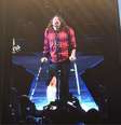 Dave Grohl caiu e quebrou a perna durante show do Foo Fighters nesta sexta (12), mas terminou o show  Foto: Facebook / Reprodução