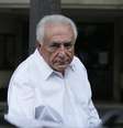 O ex-chefe do FMI, Dominique Strauss-Kahn, entra no carro ao sair do apartamento em Paris  Foto: Gonzalo Fuentes / Reuters