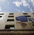 Bandeira da UE e da Grécia na entrada da sede do banco central grego, em Atenas  Foto: Yannis Behrakis / Reuters
