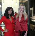 Combinando: Tais Araújo e Fiorella Matheis foram a inauguração de joalheira com looks da mesma cor  Foto: AgNews