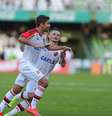 Eduardo da Silva vibra ao marcar o gol da vitória rubro-negra  Foto: Geraldo Bubniak / Gazeta Press